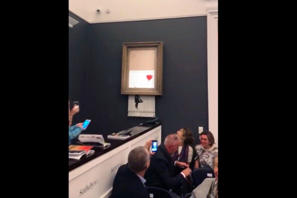 Mitt under en budgivning på auktionshuset Sotheby's strimlades ett konstverk av Banksy sönder av en inbyggd dokumentförstörare.