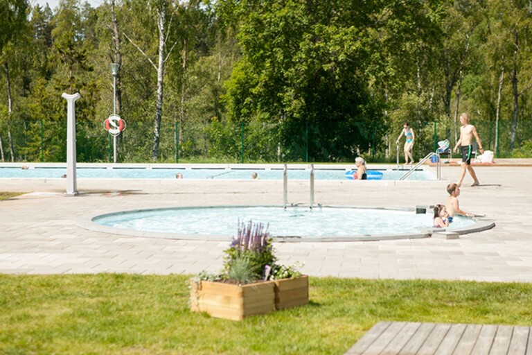 Sjuhärad: Här får barn och unga bada gratis i sommar
