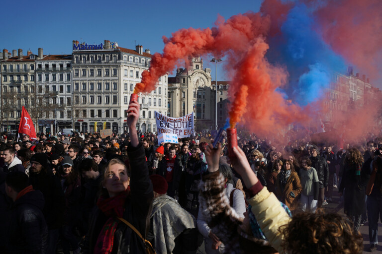 Pensionsdemonstranter möts med tårgas i Nantes