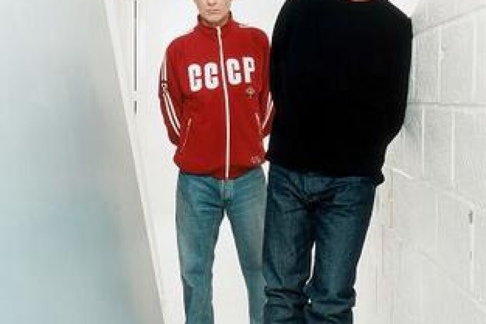 Pet Shop Boys (Chris Lowe och Neil Tennant) har under två decennier varit en av Englands mest inflytelserika grupper. I helgen gästade de Sverige för en spelning på festivalen Storsjöyran. Bild: EMI