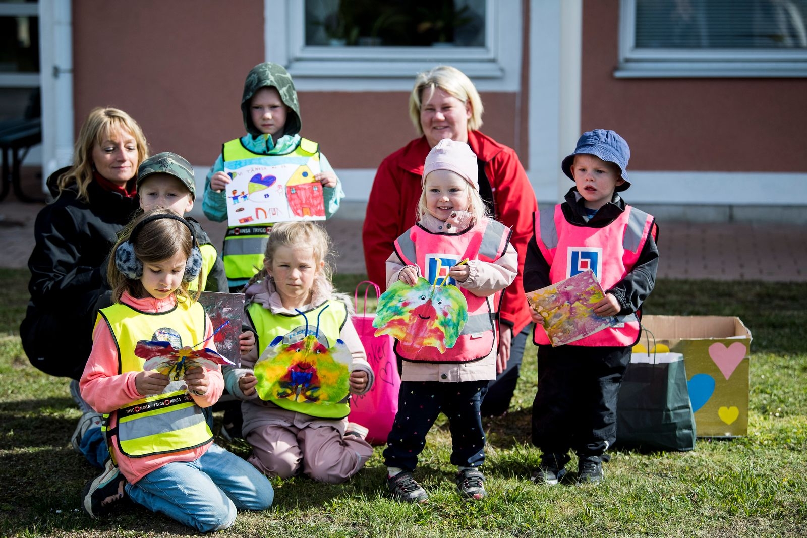 Ronneby Kallinge Junibackens förskola överlämnar presenter åt gamla på Olsgården Kallinge.