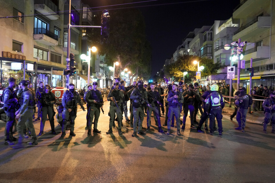 Israelisk polis blockerar den plats i Tel Aviv där tre personer besköts under torsdagen. Ett person är död efter skjutningen.