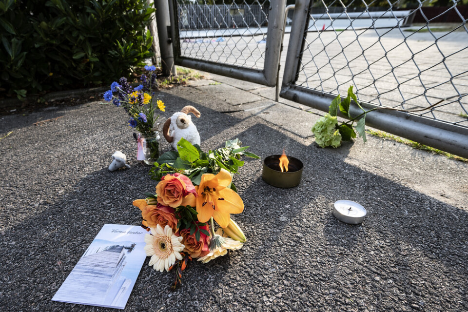 Blommor, ljus och nallar utanför simbassängen där en sexårig pojke dog i augusti 2020. Arkivbild.
