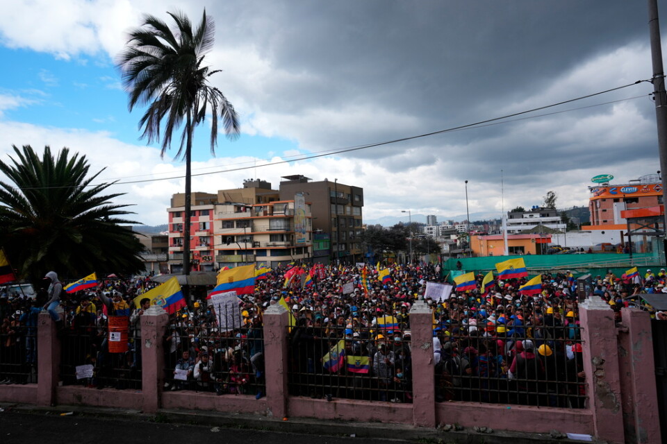 Demonstranter från ursprungsbefolkningen i Ecuador samlades på torsdagen utanför den byggnad i huvudstaden Quito där deras ledare och regeringen förhandlade fram en överenskommelse.
