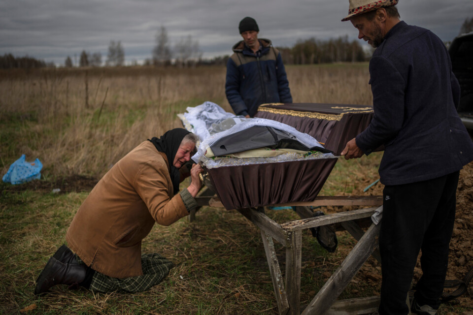 Det är oklart hur många som fallit offer för kriget i Ukraina, exakta dödssiffror är svåra att verifiera. Enligt FN-kontoret för mänskliga rättigheter, OHCHR, har fram till 5 maj minst 3|000 civila dödats. Ukrainska myndigheter rapporterar samtidigt att över 20|000 ryska soldater dödats. Bild från utkanten av Kiev den 16 april där en mor sörjer sin dödade son.