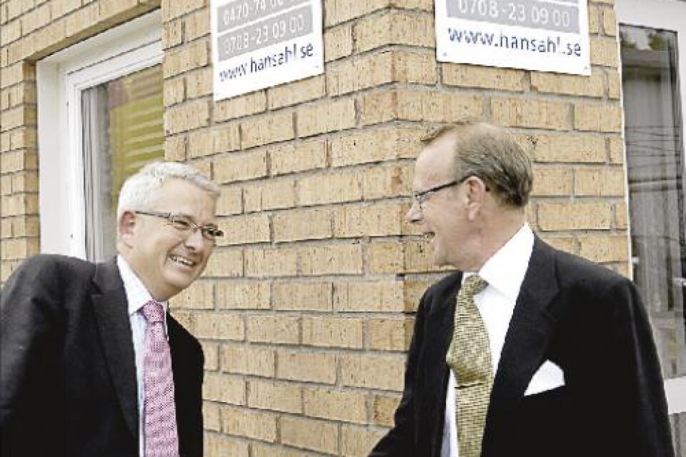 Ny ägare till KB Ahlen fastigheter är brittiska fastighetsfonden Teesland. Hans Ahl, till vänster, och Michael Bruhn, vd för Teesland IOG Nordic A/S, bekräftar affären.Foto: Per-Erik Sandebäck