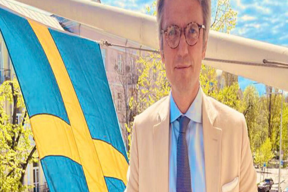 Tobias Thyberg är tillbaka i Kiev och har slagit upp dörrarna till den svenska ambassaden igen.