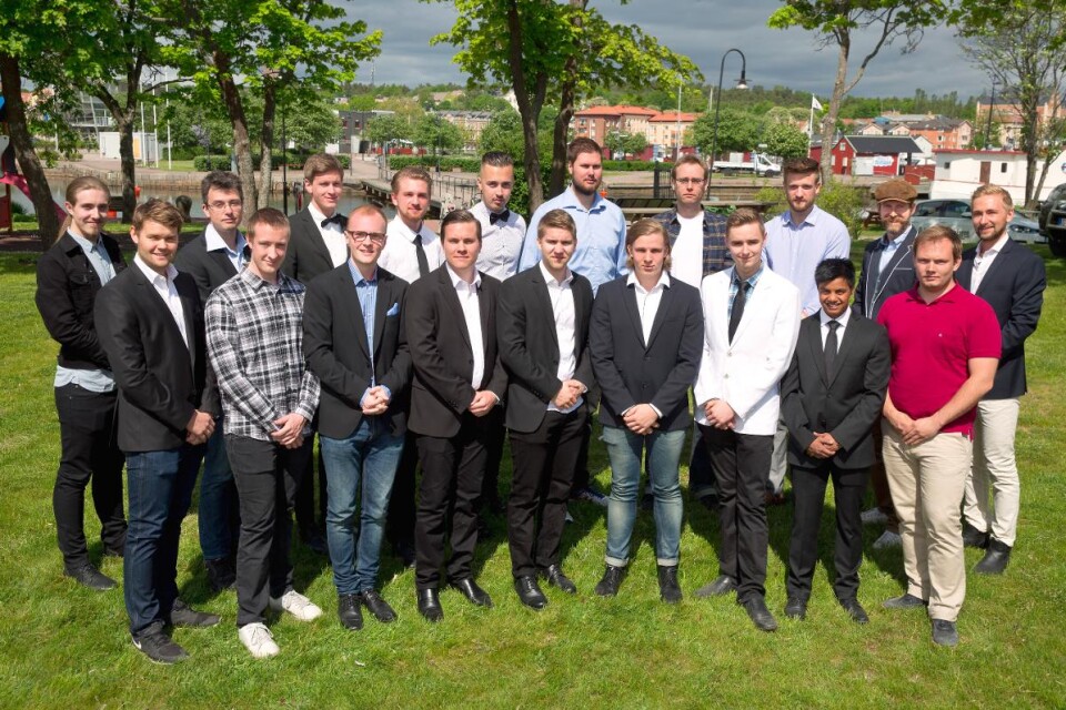 19 av de 20 nya ingenjörerna samlade under examen på Badholmen. Foto: Roger Carlsson