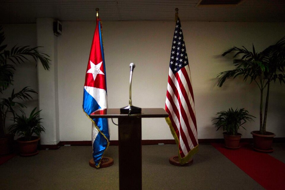 USA och Kuba är nu redo att återupprätta de diplomatiska förbindelserna och öppna ambassader i varandras länder, uppger en högt uppsatt amerikansk källa. President Barack Obama och utrikesminister John Kerry ska båda göra ett uttalande om uppgörelsen me