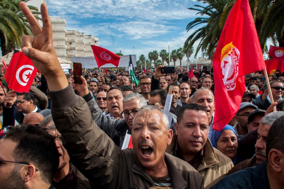 Tunisiens största fackförbund, UGTT, genomför en endagsstrejk i dag. Beskedet kommer efter att samtal med regeringen strandat om höjda löner för 670 000 statligt anställda. Strejken påverkar bland annat flygplatser, hamnar, skolor, sjukhus och statlig