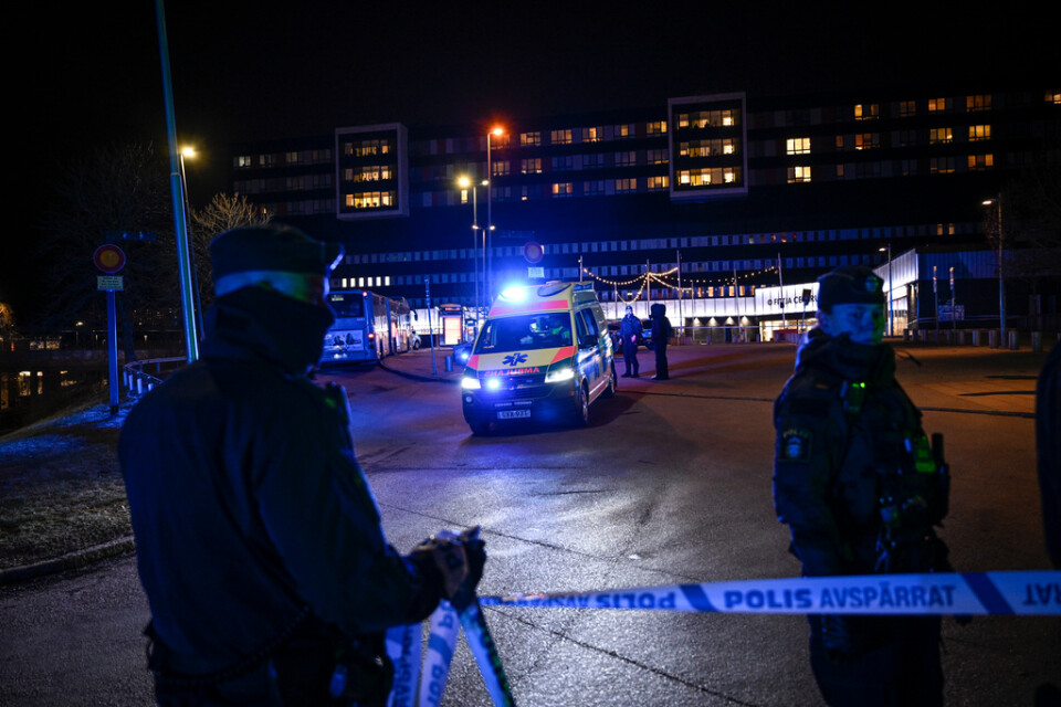 Polis och ambulans på plats i Botkyrka kommun utanför Stockholm.