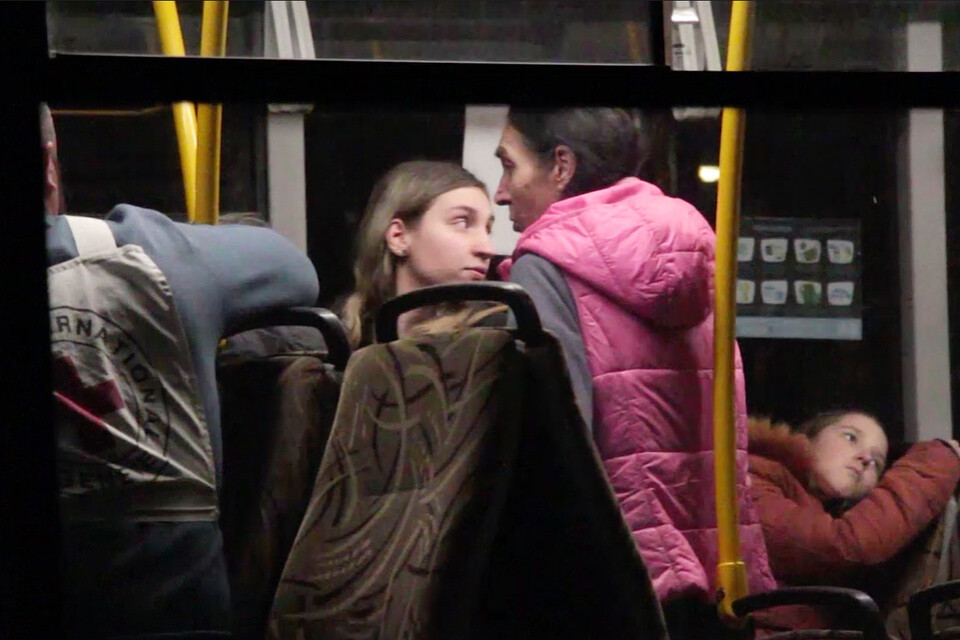 Några av de civila som evakuerats från Azovstal ombord en buss som ska ta dem till Zaporizjzjia. Stillbild från en video.