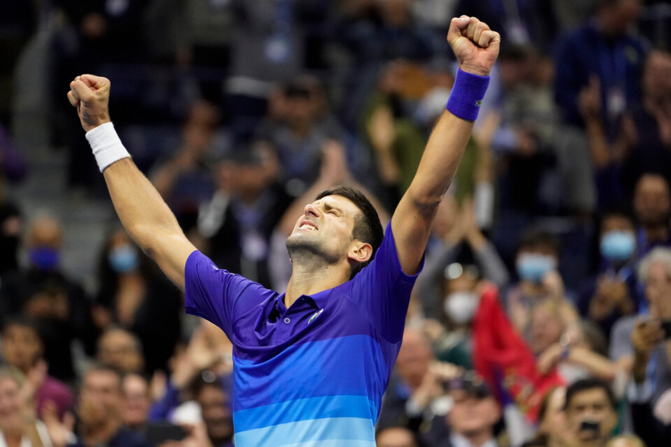 Novak Djokovic andas ut och firar segern över Alexander Zverev.