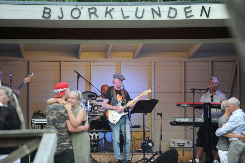 Trofast startade kvällen med sång och dans inne på Björklunden.
