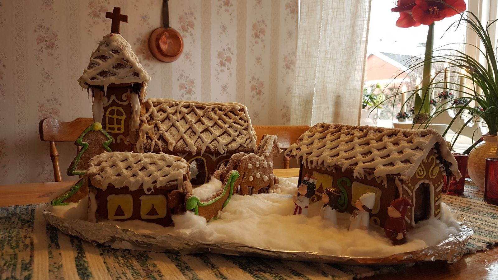 Ingrid Jonsson har skickat in en bild på en fin pepparkakskyrka och berättar: ”Jag och mitt barnbarn Emma har gjort pepparkakshus inför jul i många år. Årets har vi tänkt oss ska vara en luciamorgon i en kyrkby med kyrka, prästgård och klockargård.”