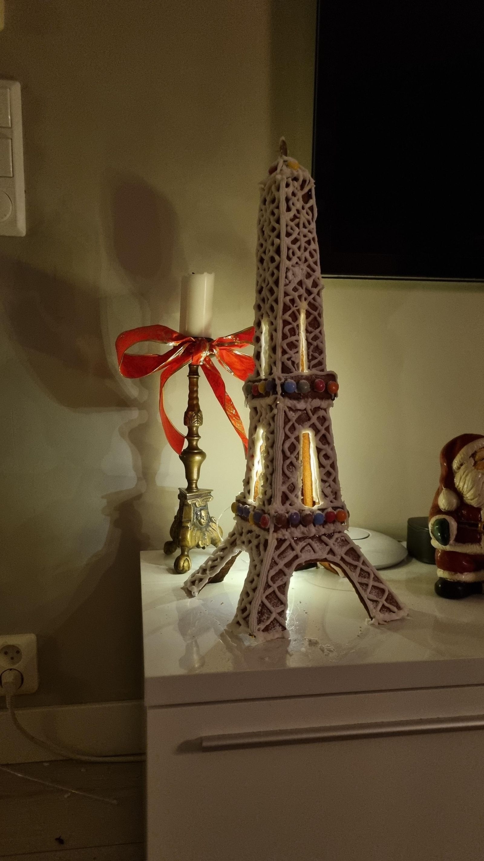 Carolina Isberg och Tobias von Zweigbergk har skapat Eiffeltornet i pepparkaka!