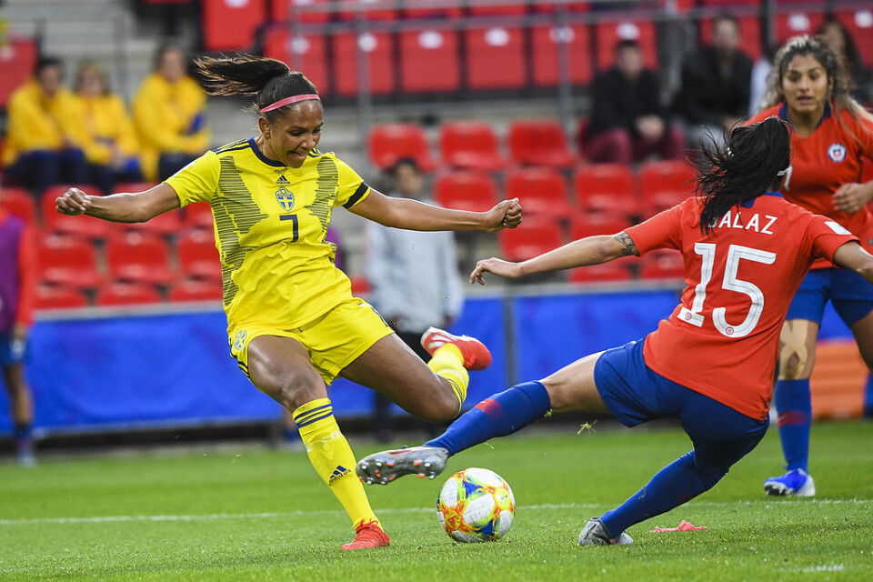 Madelen Janogy skjuter 2–0 för Sverige i VM-premiären mot Chile.