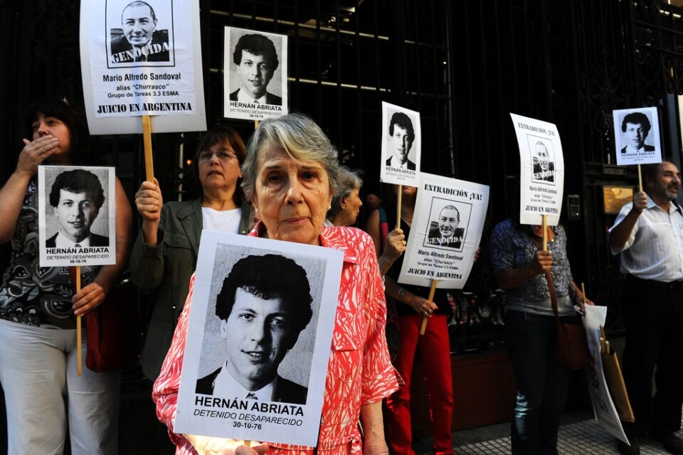Modern till försvunna Hernán Abriata, som greps 1976 under militärdiktaturen i Argentina, kräver att den tidigare argentinske polismannen Mario Alfredo Sandoval ställs inför rätta. Arkivbild.