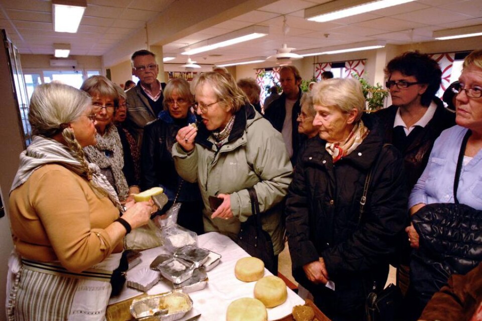 Smaklökarnas dag i allaktivitetshuset Loket lockade en stor publik. Och många stannade till för att provsmaka ostkakor och ostar.