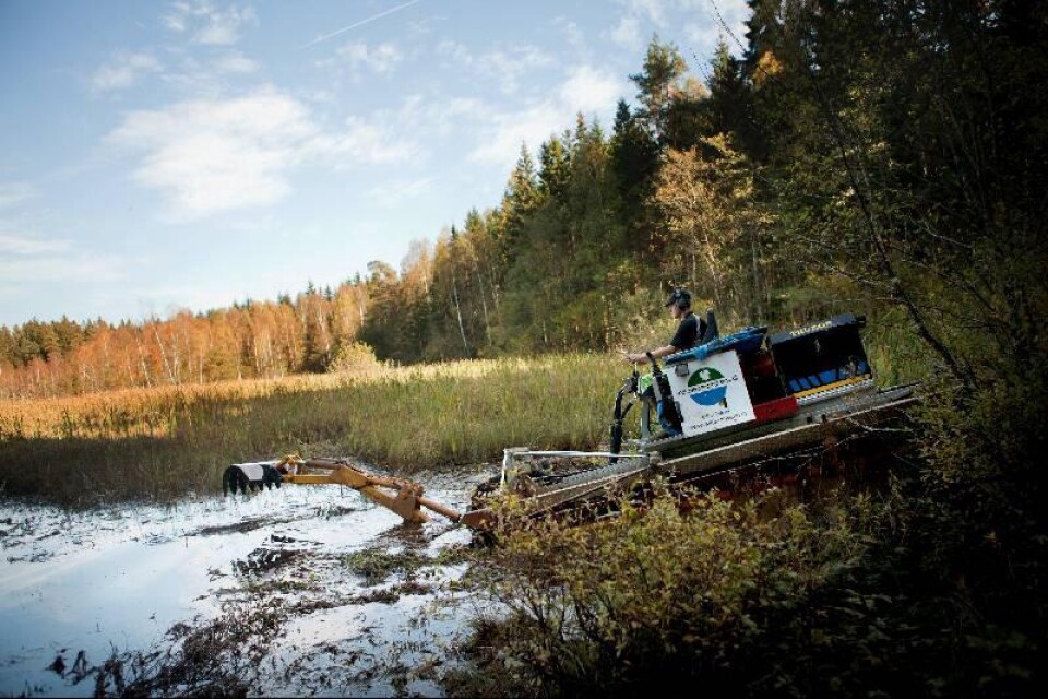 Den amfibiegående redskapsbäraren suddar ut gränsen mellan land och vatten.Foto: Jörgen Johansson