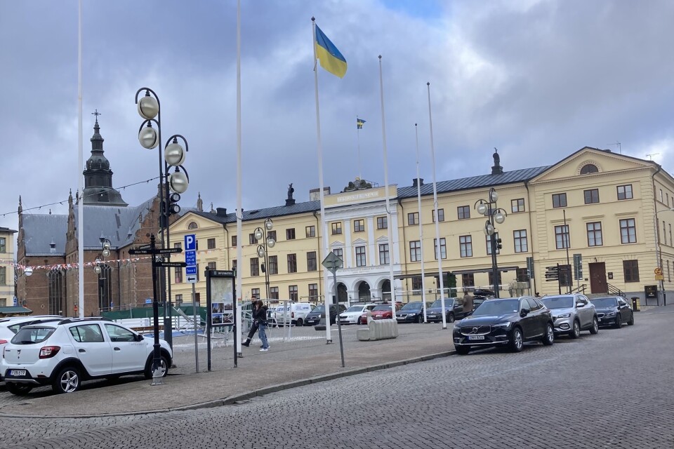 Ukrainas flagga på Stora torg i Kristianstad.