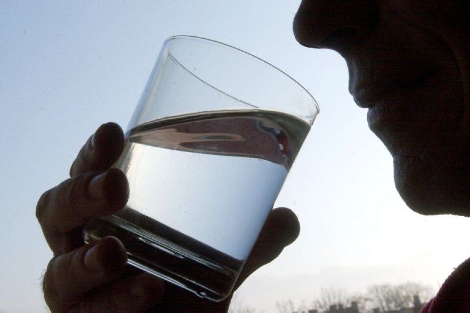 Vid den extrema hetta som är nu gäller det att dricka dubbelt så mycket som vanligt för att inte riskera uttorkning.
