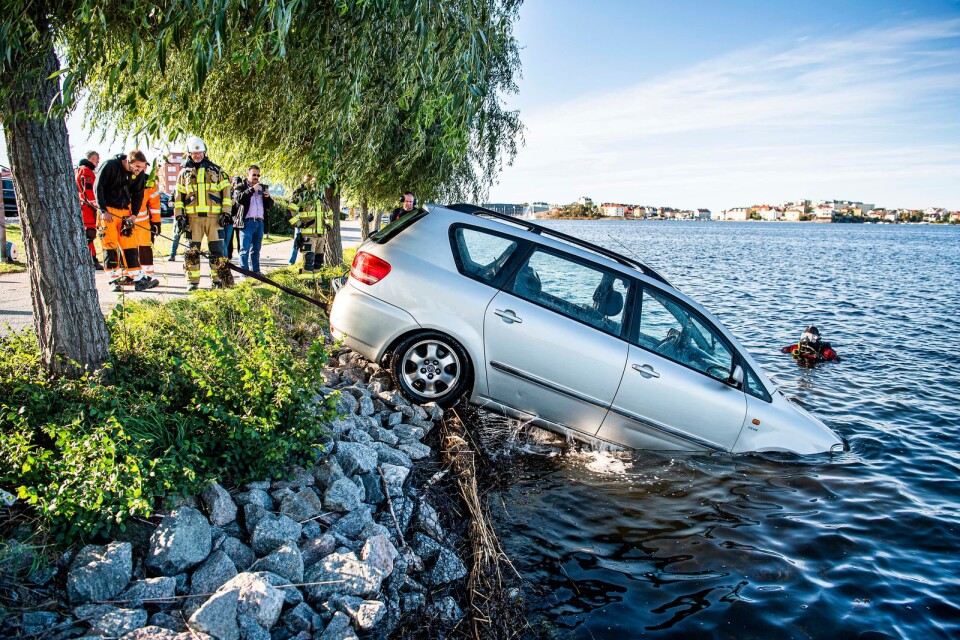 En personbil rullade på torsdagsmorgonen ned i vattnet vid Blekingegatan i Karlskrona.