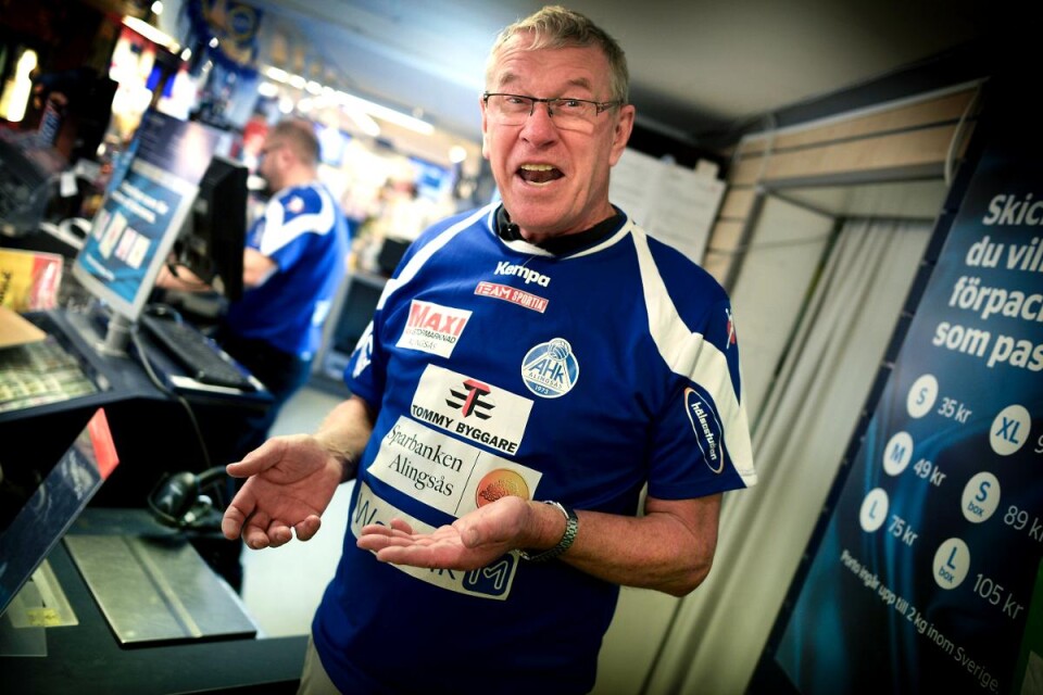 Arne Svanberg, som driver Tobakshörnan på Kungsgatan, såg matchen mellan Kristianstad och Drott för två år sedan. ”Det var synd om er att förlora i sista minuten, ni förtjänade att vinna”. Foto: Peter Åklundh