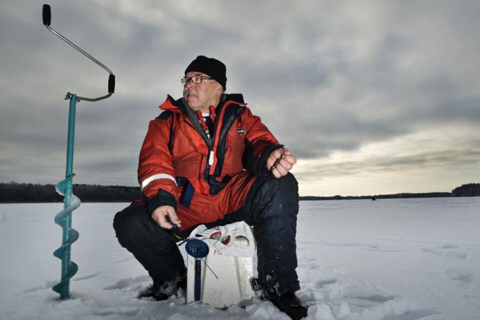 Pimpelexperten Inge Adamsson från Urshult har god isvana och drog i går upp abborrar i rask takt ute på Södra Bergundasjön. Just här uppskattade han isen till 17 centimeter tjock men av ganska dålig kvalitet.