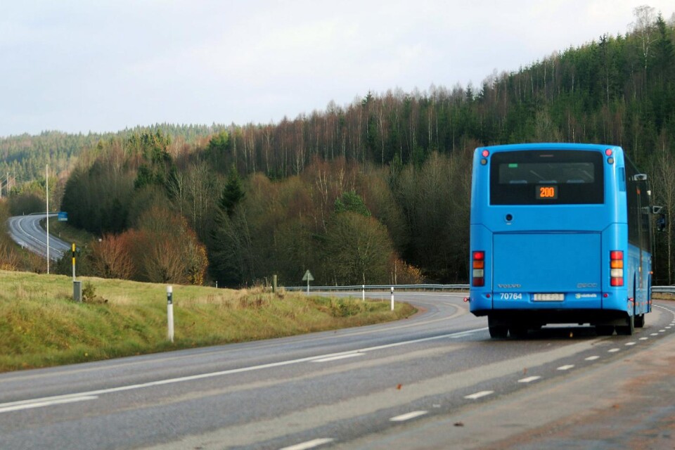 Kollektivtrafik ja - men på landsbygden blir det inte klimatsmart att köra tätare bussturer med få passagerare än att ta bilen, menar Jan Ericsson (M).