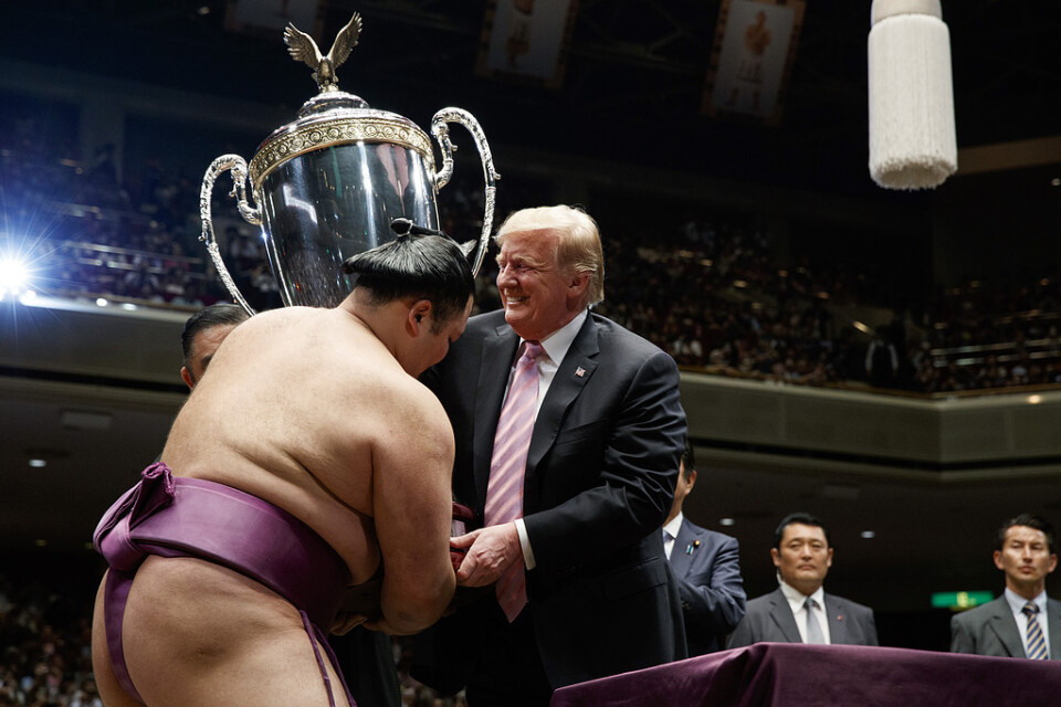 USA:s president Donald Trump överlämnar den specialgjorda presidentpokalen till vinnaren av sumobrottarturneringen Asanoyama på arenan Ryogoku Kokugikan under sitt statsbesök i Japan.