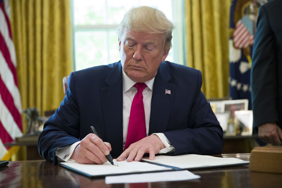 USA:s president Donald Trump undertecknar en presidentorder om att utöka sanktionerna mot Iran.