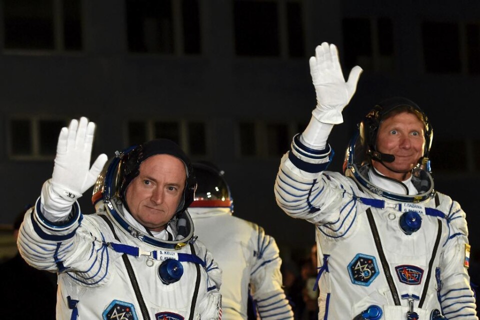 En rysk Sojuzfarkost med en tremannabesättning har genomfört en lyckad dockning med internationella rymdstationen ISS, uppger amerikanska rymdstyrelsen Nasa. Två ryska kosmonauter och en amerikansk astronaut var ombord. Tillsammans ska amerikanen Scott