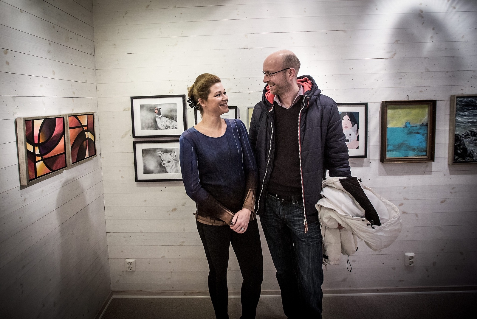Monica Jansen (med maken Jacob) flyttade till Osby för ett år sedan och ställer ut på amatörkonstutställningen för första gången. Foto: Torbjörn Wester