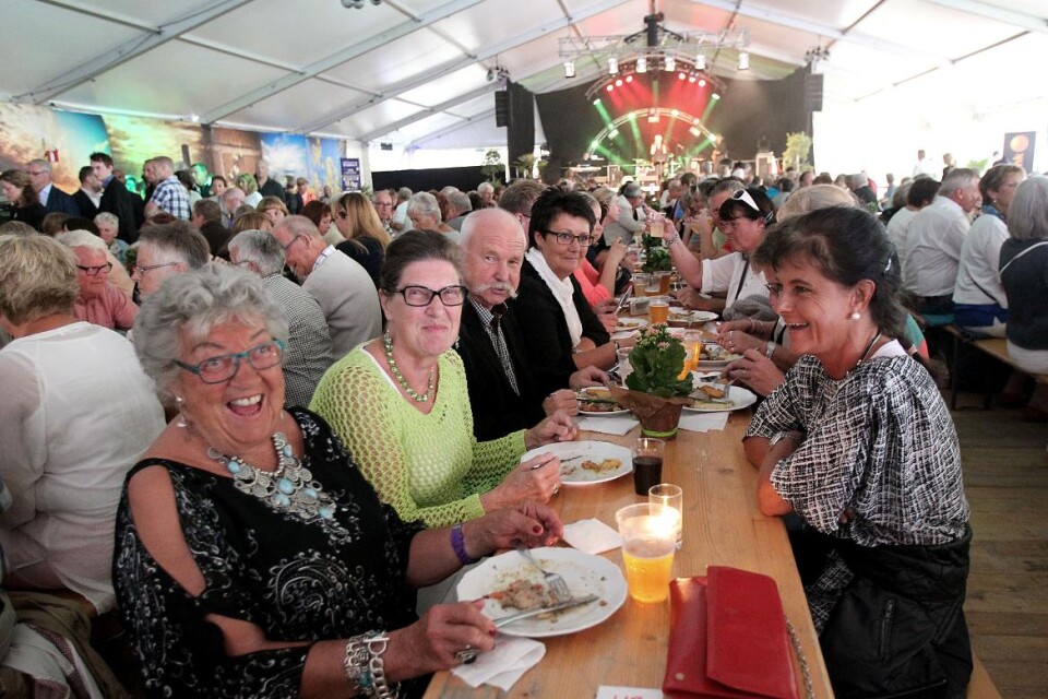2013. Gull-Britt Tegnér, Lisbeth Ekdahl och Pia Olsson njöt av maten och stämningen i festivaltältet. Foto: Claes Nyberg