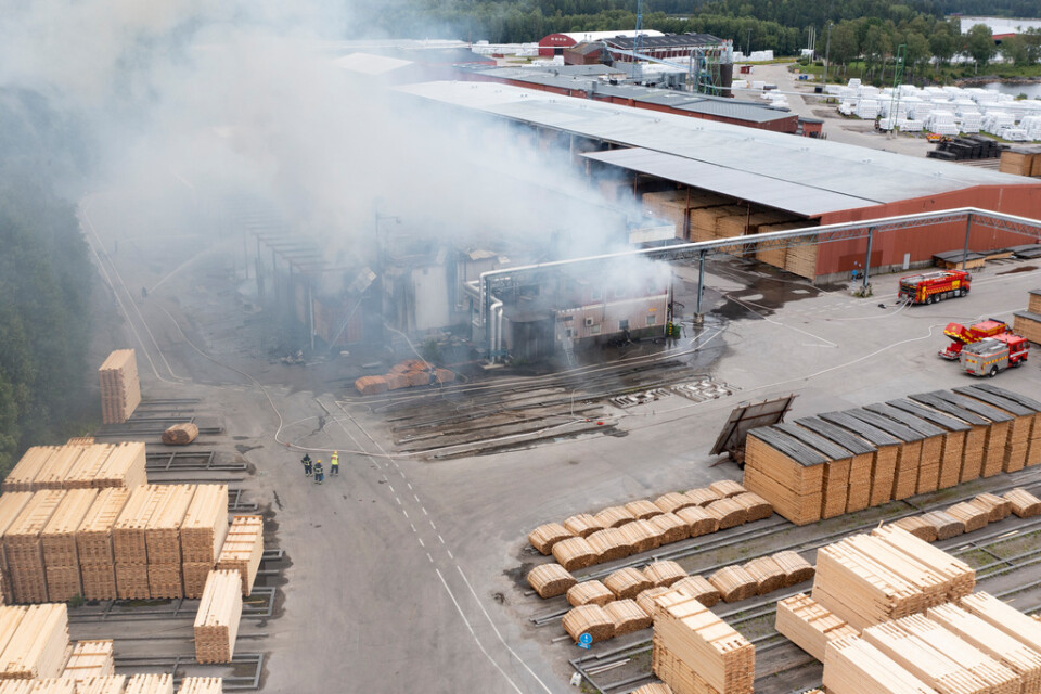 Branden i ett sågverk i Ljusne söder om Söderhamn uppges nu vara under kontroll.Foto: Fredrik Sandberg / TT / kod 10080