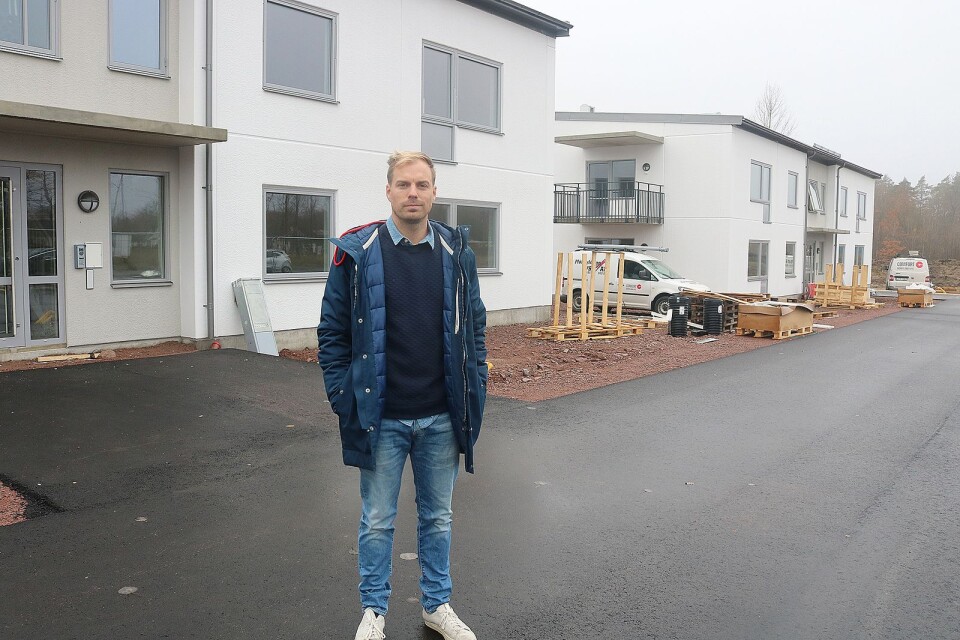 Henrik Håkansson och hans företag Ölandshem är de första som bygger bostäder på området som kallas Hållbar plats. Sexton lägenheter i nu-läget, men det kan bli fler.