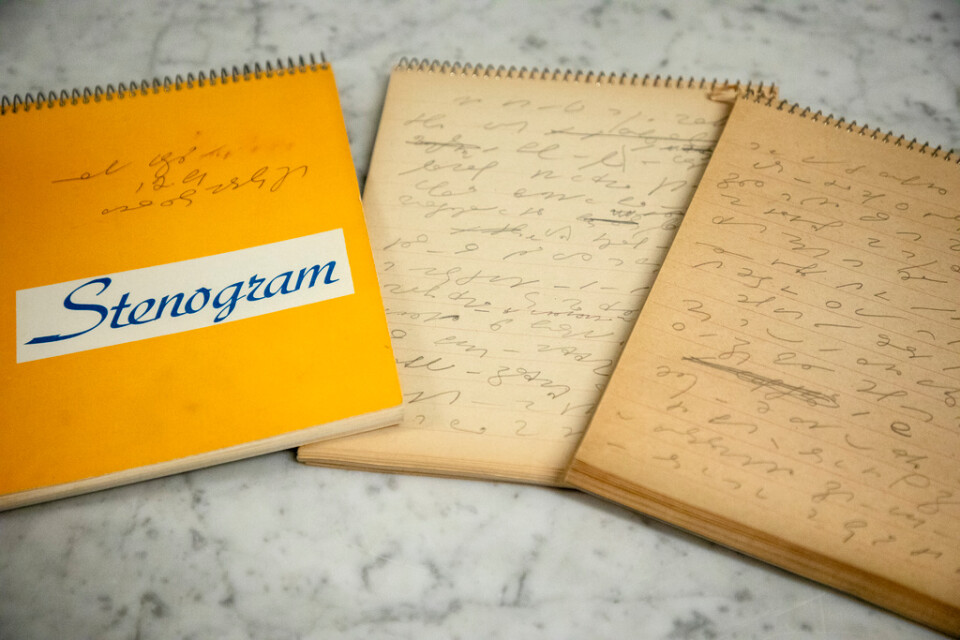 Astrid Lindgren skrev sina böcker i stenogramblock. Länge ansågs originalmanusen som omöjliga att tyda.