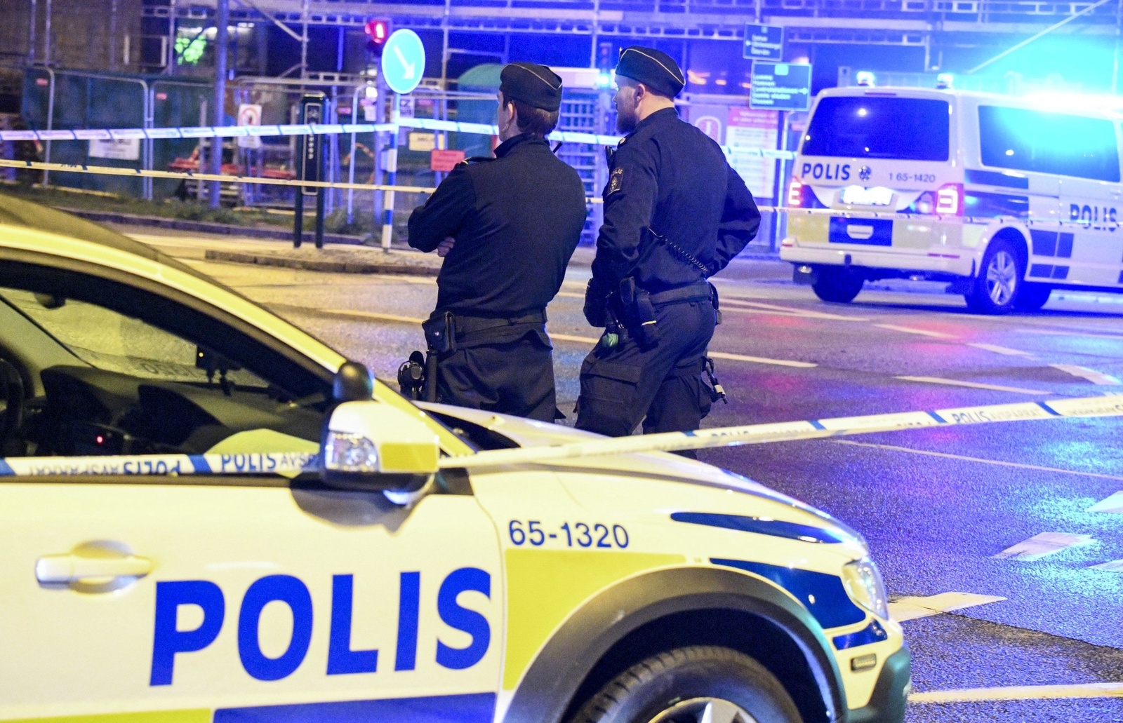 Polis och avspärrningar efter en explosion i entrén till en restaurang på Drottninggatan i centrala Malmö natten till lördagen. 
Foto: Johan Nilsson / TT