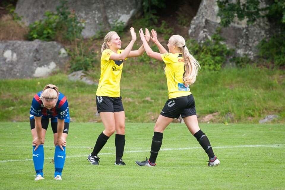 Nättraby GoIF:s damlag har fått erbjudande om att ta en friplats i division 1. Under helgen tog föreningen beslutet att tacka ja. Här jublar Martina Andersson och Clara Kronberg.