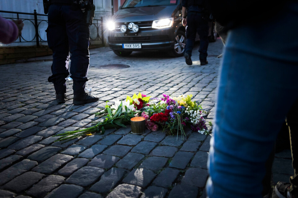 Blommor på platsen i Visby där Ing-Marie Wieselgren knivmördades under Almedalsveckan. Arkivbild.
