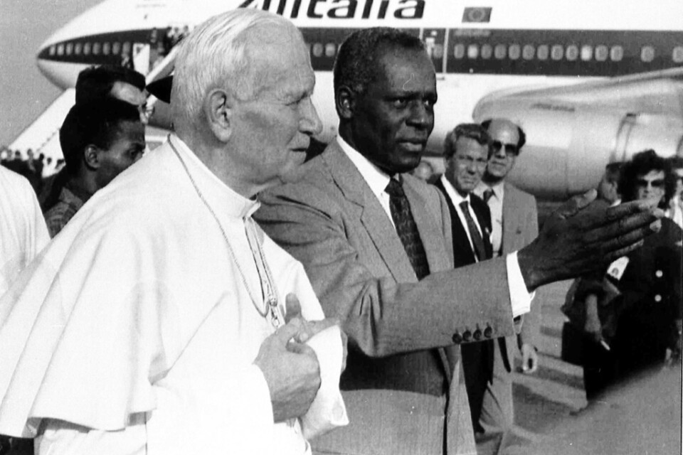 José Eduardo Dos Santos kunde tack vare omvärldens goda aptit på olja hålla Angola i ett fast grepp i flera decennier. Här tar han emot påve Johannes Paulus II i Luanda 1992.
