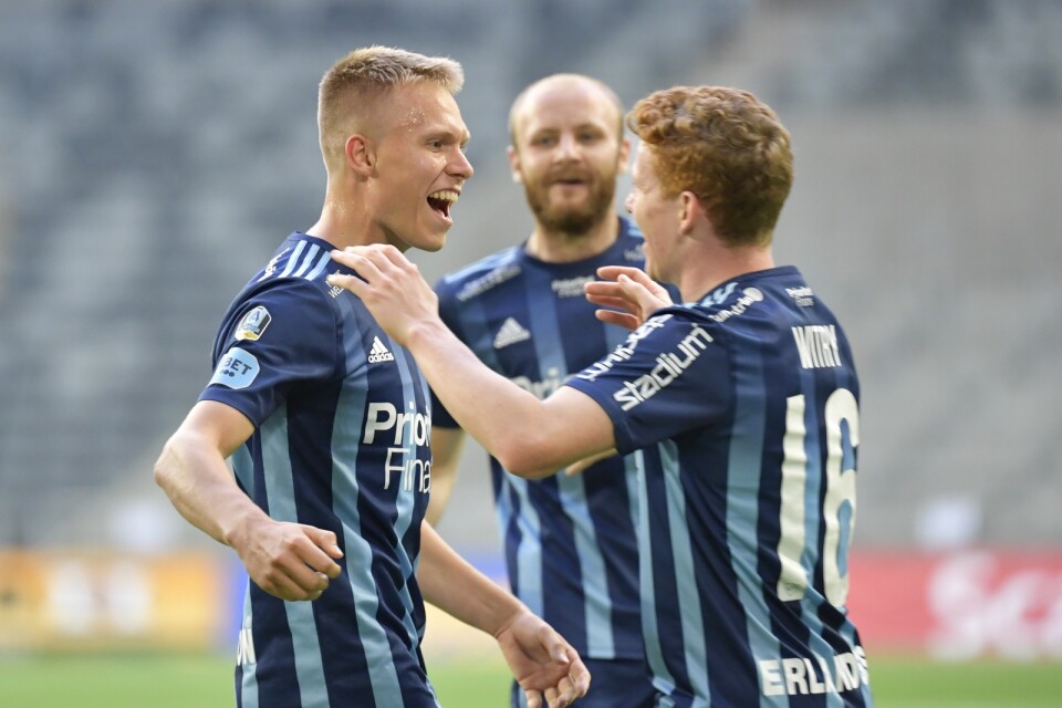 Djurgårdens Jonathan Augustinsson grattas av Curtis Edwards och Aslak Fonn Witry efter sitt 2–1-mål hemma mot Mjällby.