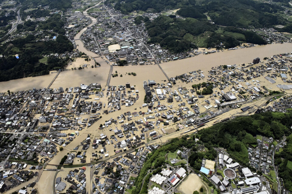 Regnet har orsakat jordskred och kraftiga översvämningar på ön Kyushu, den sydligaste av Japans fyra stora öar.