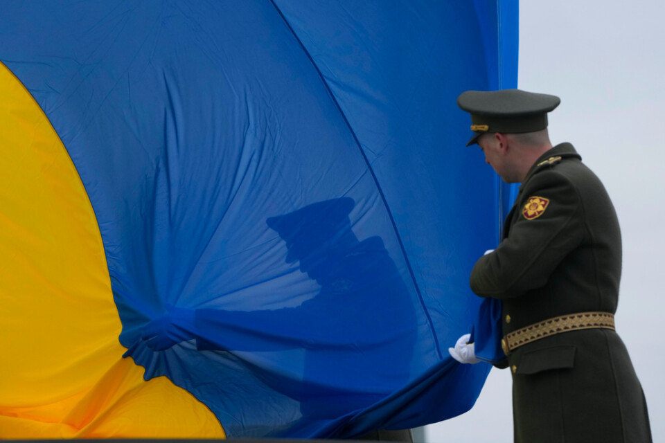 Den ukrainska flaggan hissas vid en minnesceremoni i Butja på årsdagen av befrielsen.