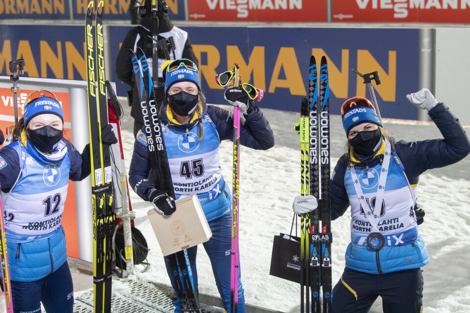 De svenska damerna stod för en imponerande laginsats i skidskyttepremiären med tre åkare topp-5: Linn Persson blev femma, Elvira Öberg fyra och Johanna Skottheim slutade på tredje plats.