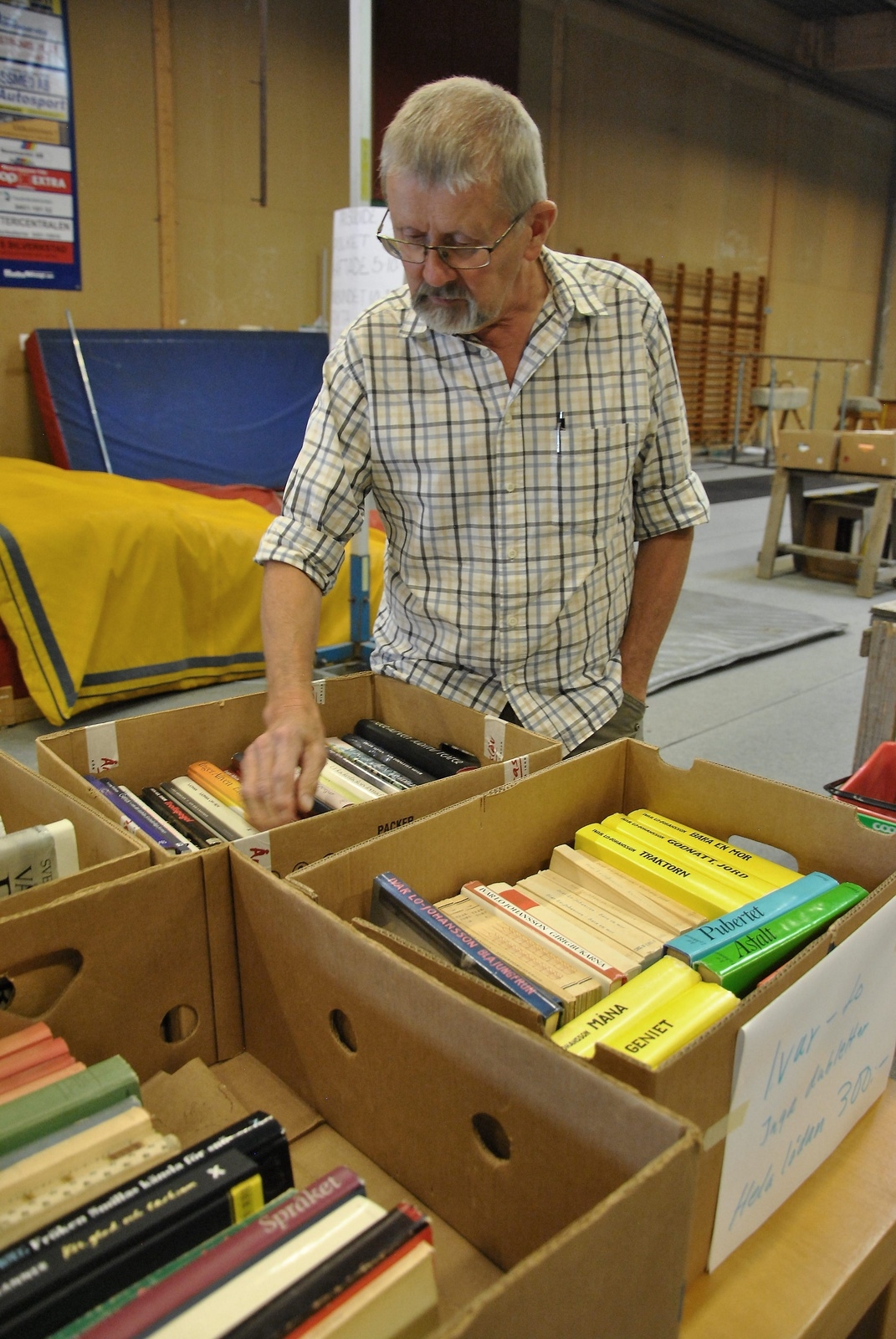 Gustav Naalisvaara letar i den spännande lådan med nyinkommna böcker.Foto: Hans Bryngelson
