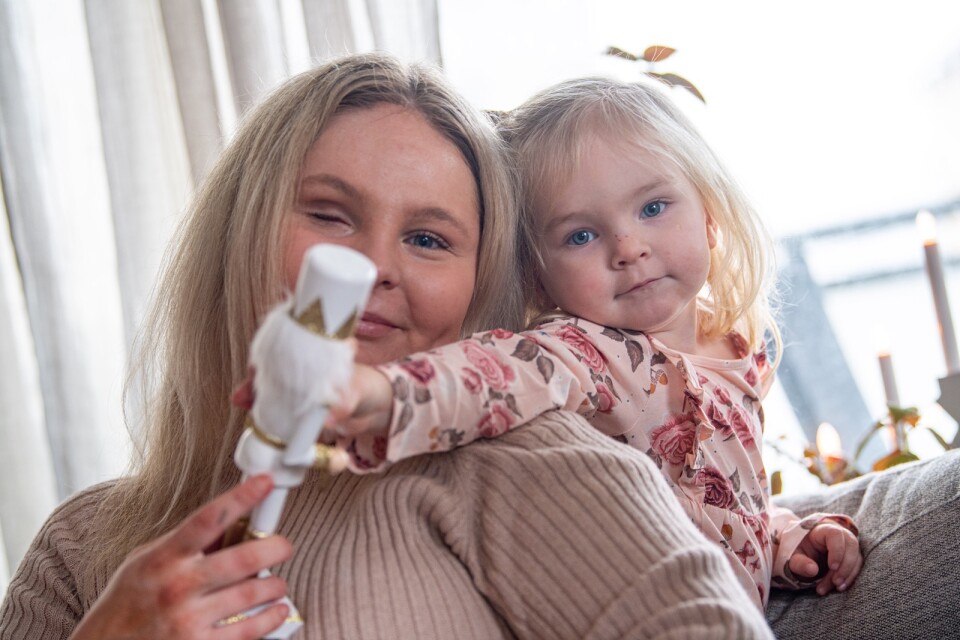 Emilia, 22, har obotlig cancer – lever för dottern Ellie