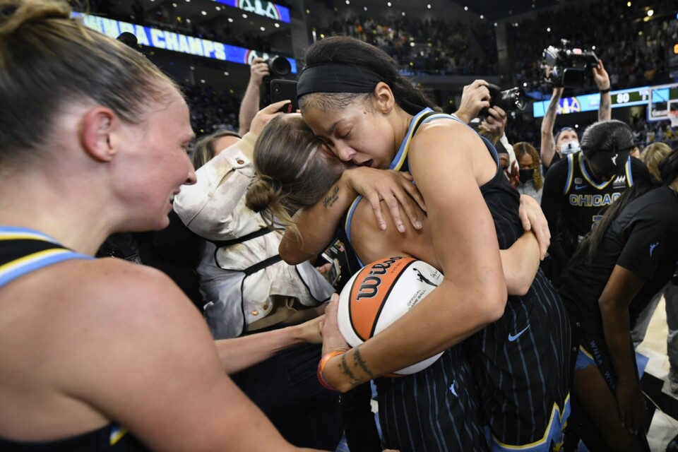 Chicago Skys Candice Parker, till höger, kramar om lagkamraten Allie Quigley efter WNBA-vinsten mot Phoenic Mercury.