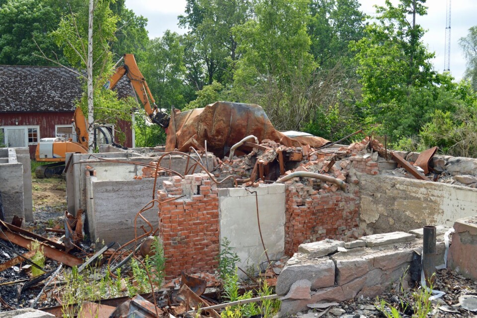 Under måndagen satte en grävskopa igång att riva resterna av huset.